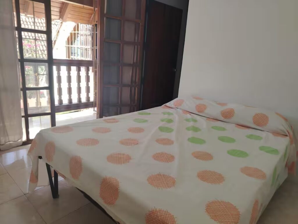 Habitación con espacio de trabajo